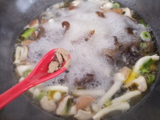 营养菌汤,最后再加半勺胡椒粉。