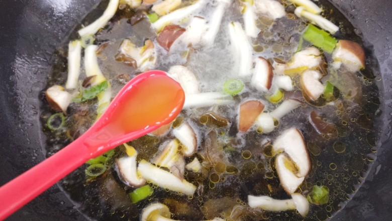 营养菌汤,接着加一勺鲜鸡汁。