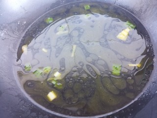 紫菜肉丸子汤,接着锅里倒水。