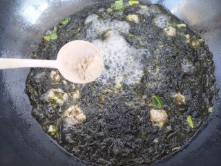 紫菜肉丸子汤,再放半勺胡椒粉。