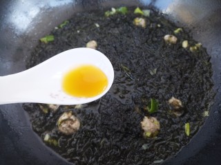 紫菜肉丸子汤,接着放一勺鲜鸡汁。
