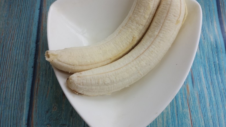 香蕉吐司卷,香蕉剥去皮。