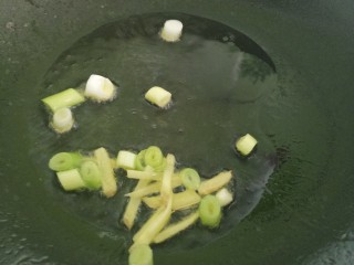 西红柿菠菜鸡蛋汤,然后锅里热油，把葱和姜爆香。