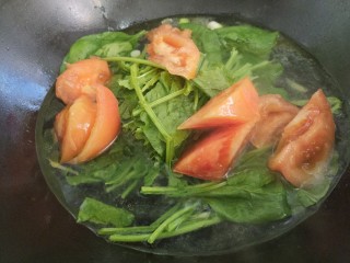 西红柿菠菜鸡蛋汤,再放柿子和菠菜。