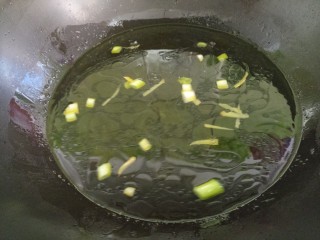 西红柿菠菜鸡蛋汤,然后倒入适量的水。