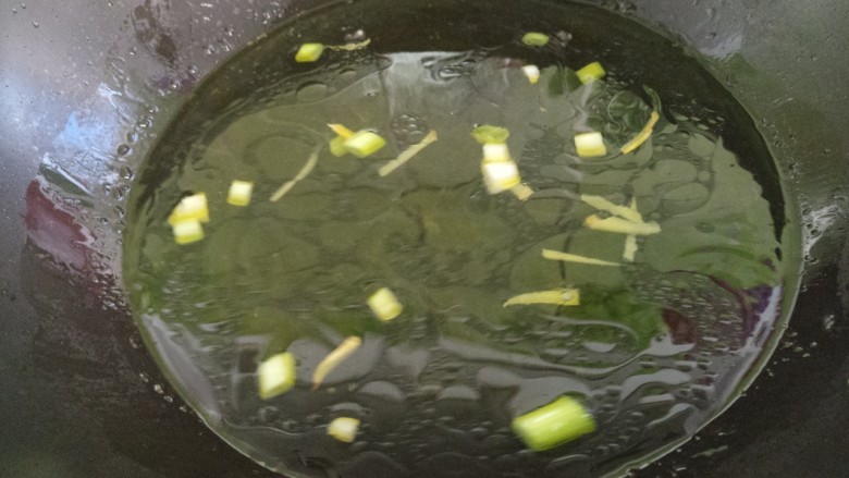 西红柿菠菜鸡蛋汤,然后倒入适量的水。