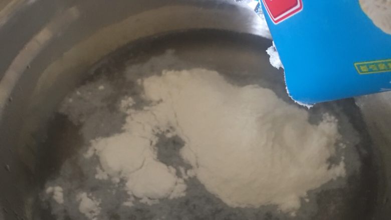 冰皮月饼
芋泥馅,冰皮粉一袋是250克，倒入用250克80几度的开水中快速拌匀。