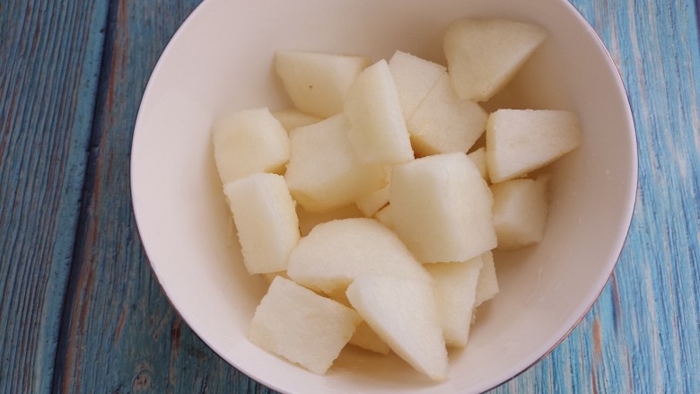 雪梨银耳红枣羹,然后把梨去皮，切成小块儿。