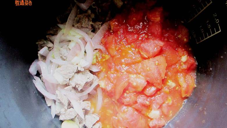番茄牛肉面,把炒好的牛肉和西红柿糊倒入电饭煲里