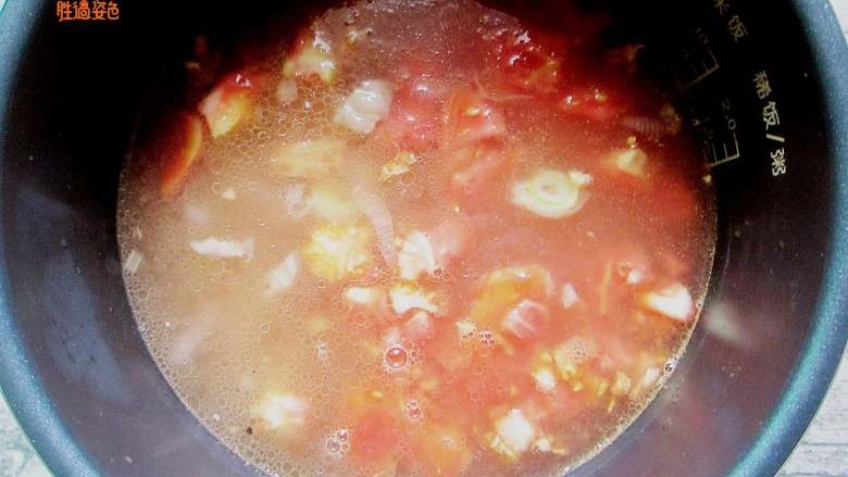番茄牛肉面,加入第三步里面的牛肉汤，加入盐、料酒、胡椒粉，煲至牛肉软烂即可