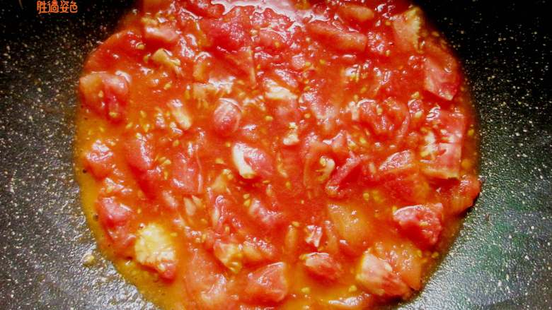 番茄牛肉面,另起锅注入1勺油，倒入西红柿块转中火将西红柿炒制成泥盛出