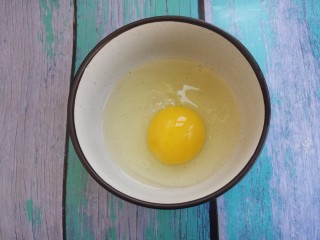 蒜苔炒鸡蛋,鸡蛋打入碗中。