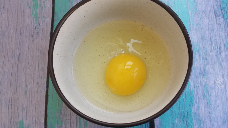 蒜苔炒鸡蛋,鸡蛋打入碗中。