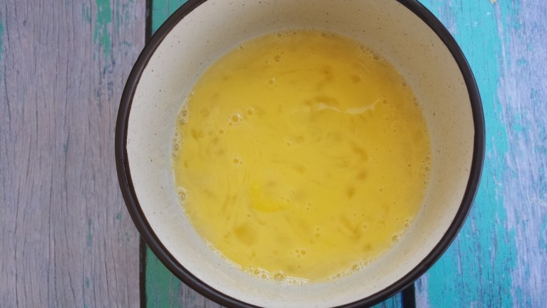 蒜苔炒鸡蛋,搅拌均匀。
