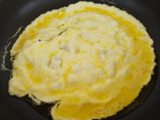蒜苔炒鸡蛋,然后锅里热油把鸡蛋液倒进去。