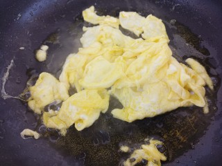 蒜苔炒鸡蛋,把鸡蛋炒熟。