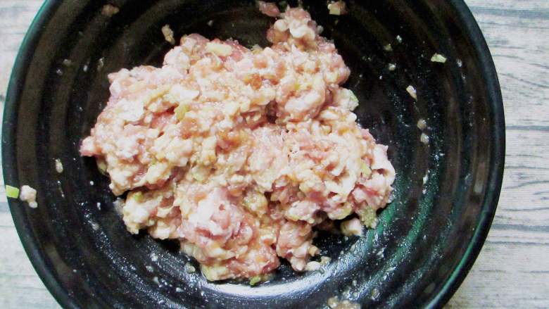 鱼香香酥藕夹,加入鸡蛋，搅打肉馅上筋，加入盐，生抽，老抽，胡椒粉调味
