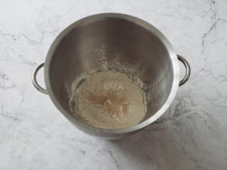 芝士热狗面包,面团材料中黄油以外的所有食材混合，放入厨师机搅拌缸，揉至光滑状态
