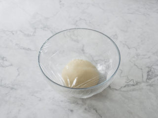 芝士热狗面包,面团揉至扩展状态，可以拉出透明薄膜，放入大碗中，盖上保鲜膜，室温(不超过28度)发酵1小时以上

