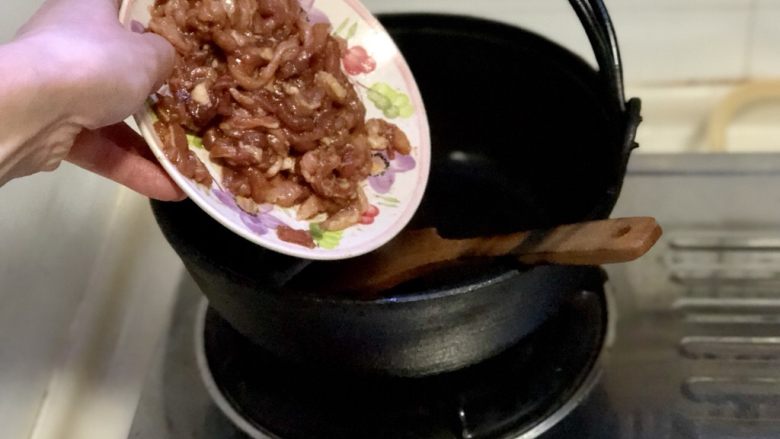 记忆里的那碗面➕尖椒榨菜肉丝面,加入腌制好的肉丝，滑炒