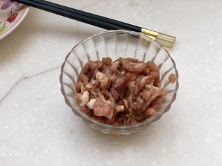 青梅如豆柳如眉➕豆角丝丝炒猪肉,加入一勺水淀粉，抓匀（用手）让肉丝吸收水分，可以让炒出来肉丝更嫩滑