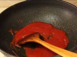 番茄小排骨,放番茄酱翻炒一两分钟，把番茄酱里的精华炒出来。