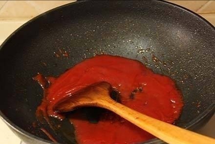 番茄小排骨,放番茄酱翻炒一两分钟，把番茄酱里的精华炒出来。