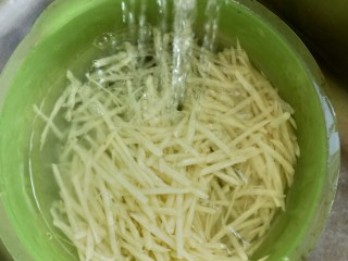 百吃不厌~酸辣土豆丝,然后用流动水冲洗几次，再放水里泡一下。