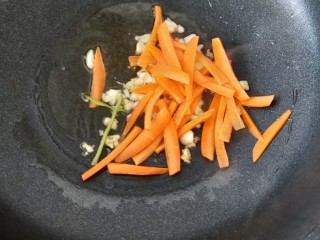 百吃不厌~酸辣土豆丝,然后放入胡萝卜丝，快速翻炒均匀。