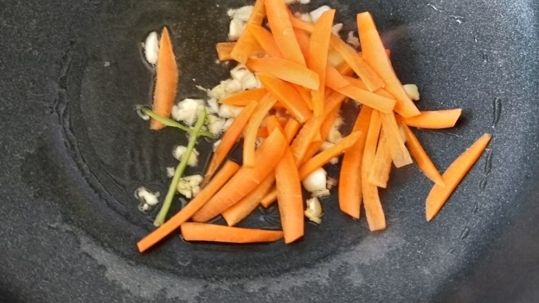 百吃不厌~酸辣土豆丝,然后放入胡萝卜丝，快速翻炒均匀。