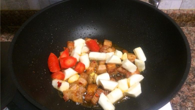 山药烧肉,放入大蒜、生姜、山药和胡萝卜翻炒30秒。