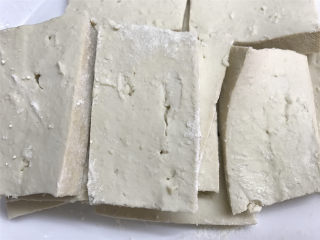  八宝酱豆腐,把切成小块的豆腐沾上薄薄的一层面粉。
