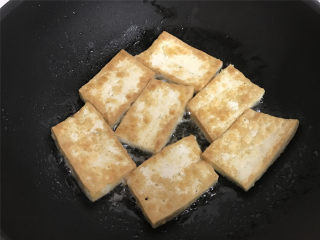  八宝酱豆腐,一面煎好后翻面，直至两面都煎成金黄色后捞出。