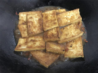  八宝酱豆腐,然后把煎制好的豆腐放入汤汁中煮开。