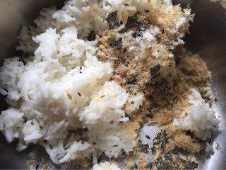 肉松海苔饭团,熟米饭倒盆里用勺子拨散，加入肉松和撕碎的海苔，再调入一点盐拌匀；（加多少量自己决定，肉松越多越好吃） 