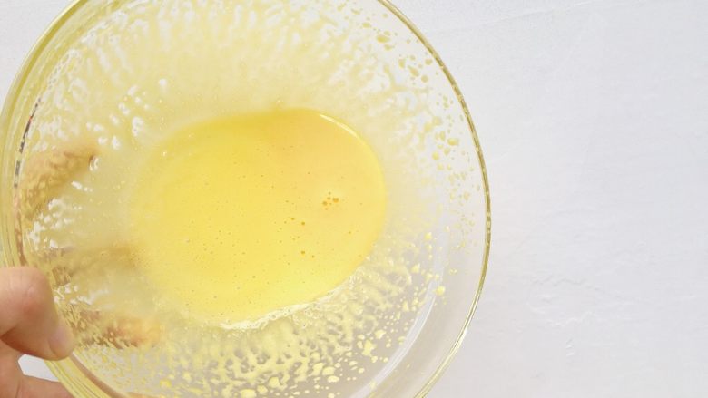 蛋黄米粉球,将蛋黄用打蛋器打散
