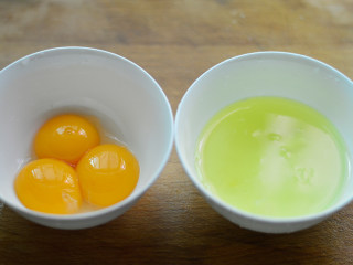 赛螃蟹炒饭,鸡蛋的蛋白和蛋黄分开放入碗中