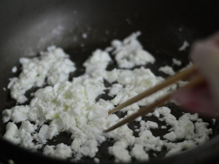 赛螃蟹炒饭,锅里倒入少许油，倒入蛋白液，待蛋液凝固后用筷子划散开