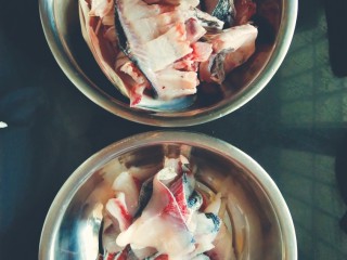 酸菜鱼,鱼肉和鱼骨分开