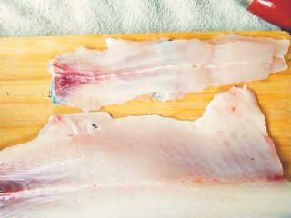 酸菜鱼,鱼肉切成片
