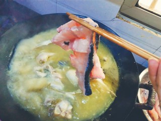 酸菜鱼,接着下鱼骨，煮30秒至一分钟