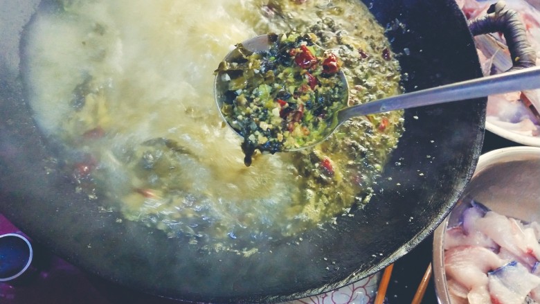 酸菜鱼,水开后煮两分钟，把酸菜打捞起来备用