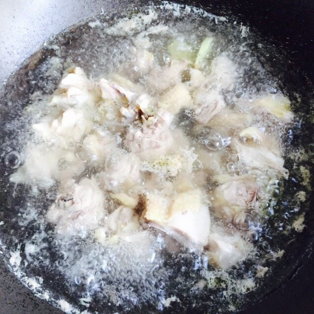 香菇鸡肉焖饭,煮三分钟即可关火捞出鸡块