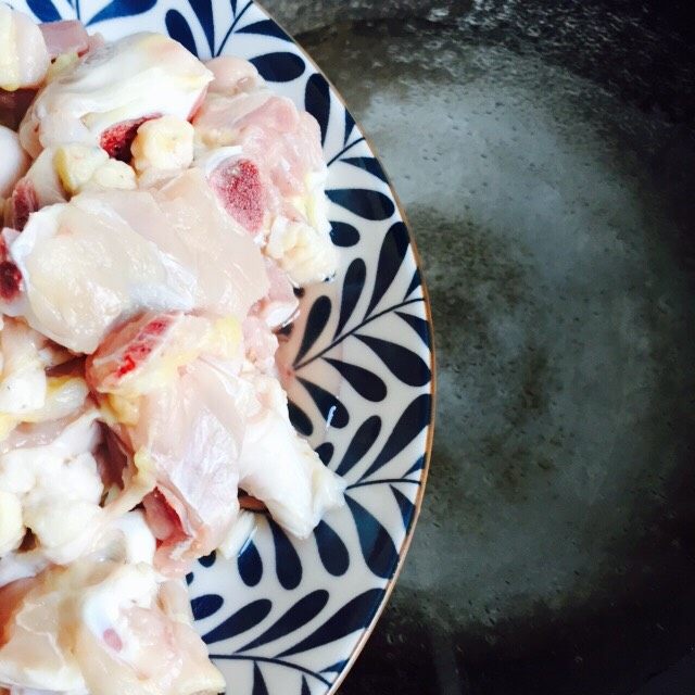 香菇鸡肉焖饭,冷水下锅倒入鸡块