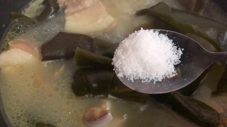海带猪蹄汤,炖好放入2g盐，继续再炖10分钟