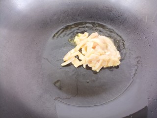 香菇鸡丝挂面,锅里热油，然后先放入鸡丝炒。