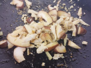 香菇鸡丝挂面,把鸡丝炒熟，然后再加入香菇。