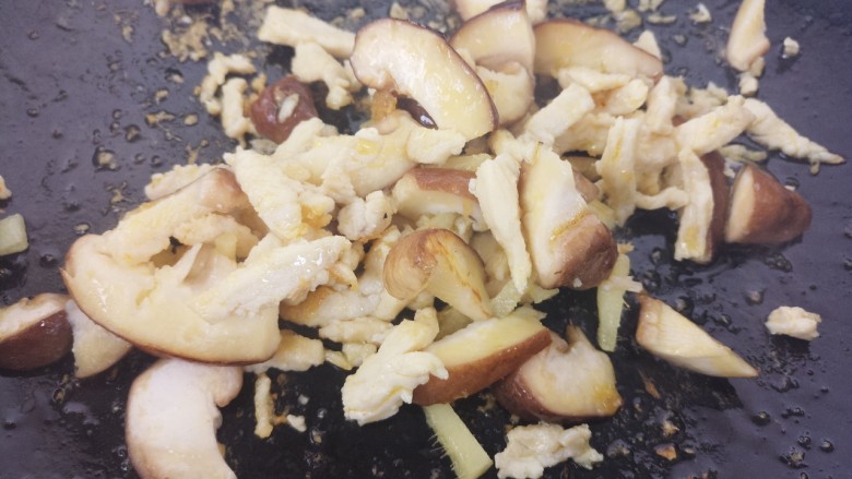 香菇鸡丝挂面,把鸡丝炒熟，然后再加入香菇。