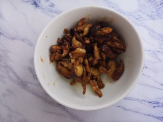 香菇鸡丝挂面,然后炒匀盛出来。