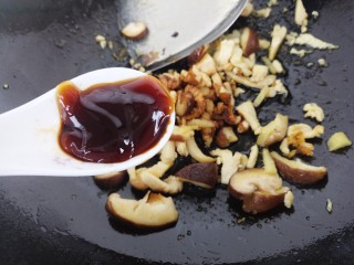 香菇鸡丝挂面,一勺蚝油。